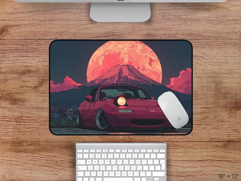 Puede incluir: Alfombrilla de rat&oacute;n rectangular con un coche deportivo rojo, una monta&ntilde;a y una gran luna naranja en el fondo. La alfombrilla mide 45,7 cm por 30,5 cm.
