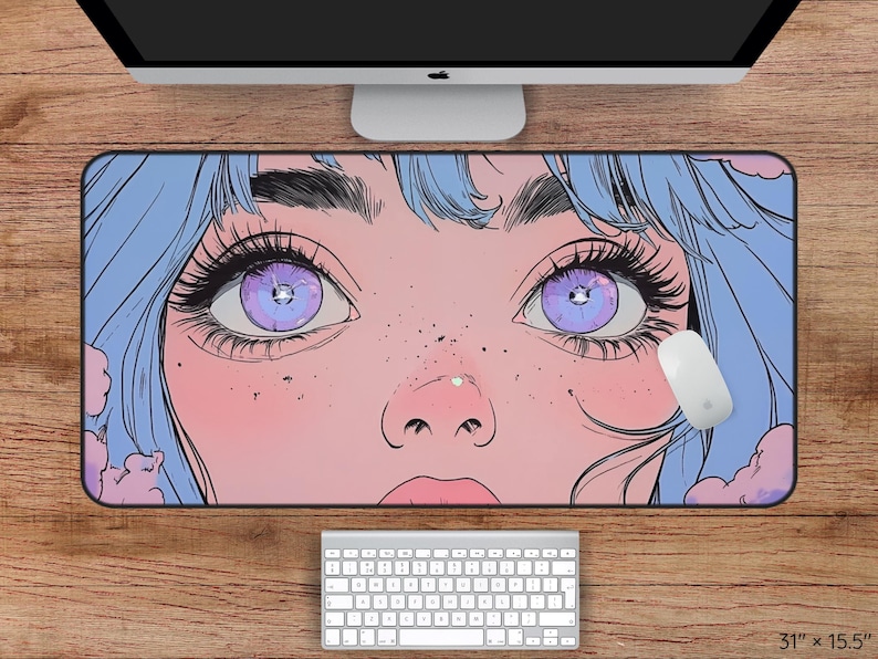 Op de afbeelding: Een anime-stijl illustratie van een vrouwen gezicht met grote paarse ogen, in blauwe en roze tinten. De afbeelding is op een muismat met een witte computermuis in de rechterbenedenhoek.