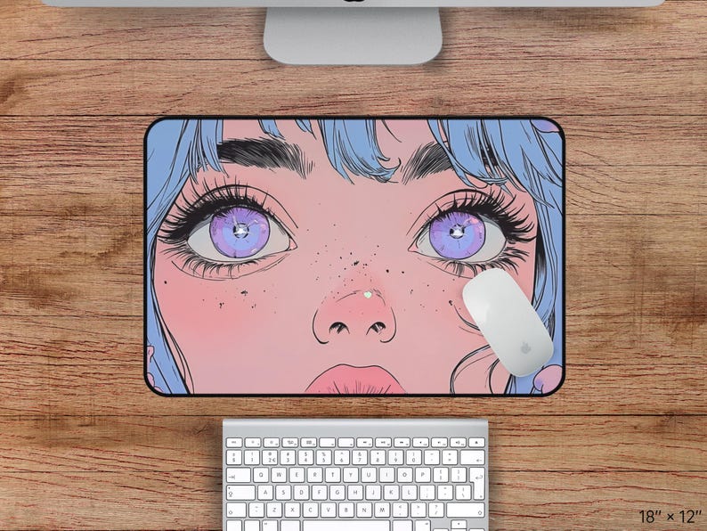 Op de afbeelding: Een anime-stijl illustratie van een vrouwen gezicht met paarse ogen, in blauw en roze. De illustratie is op een muismat.