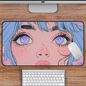 Op de afbeelding: Een blauwe en roze anime-stijl illustratie van een vrouwen gezicht met grote paarse ogen. De afbeelding is een digitale illustratie en is geschikt voor gebruik als muismat.