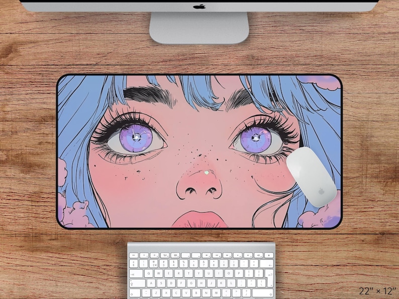 Op de afbeelding: Een blauwe en roze anime-stijl illustratie van een vrouwen gezicht met grote paarse ogen. De afbeelding is een digitale illustratie en is geschikt voor gebruik als muismat.