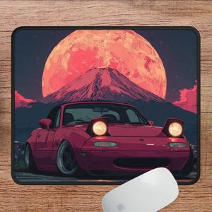 Puede incluir: Alfombrilla de rat&oacute;n de coche deportivo rojo con una ilustraci&oacute;n estilizada de un coche con faros emergentes. El fondo incluye un gran sol rojo, una monta&ntilde;a y un cielo oscuro. La alfombrilla es rectangular con un borde negro.