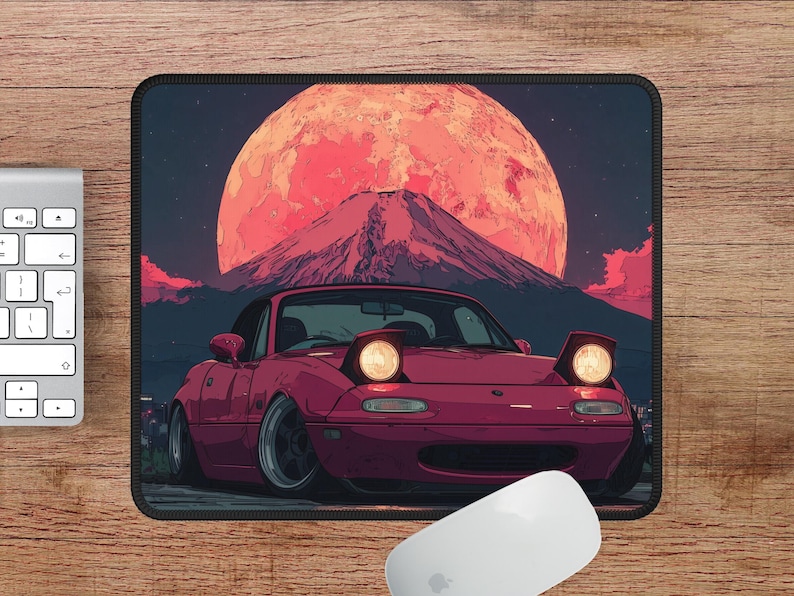 Puede incluir: Alfombrilla de rat&oacute;n de coche deportivo rojo con una ilustraci&oacute;n estilizada de un coche con faros emergentes. El fondo incluye un gran sol rojo, una monta&ntilde;a y un cielo oscuro. La alfombrilla es rectangular con un borde negro.