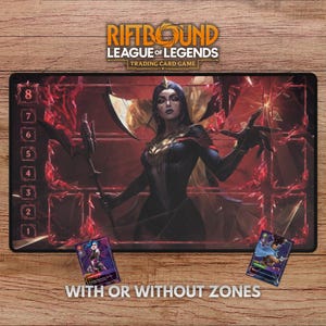 Könnte beinhalten: Schwarze Riftbound League of Legends Trading Card Game Spielmatte mit einer zentralen Illustration einer Figur in dunkler Kleidung mit einem Stab. Die Matte enthält nummerierte Zonen und den Text "WITH OR WITHOUT ZONES". Zwei Sammelkarten sind sichtbar.