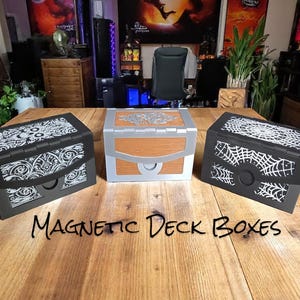 Caja plegable para baraja de cartas con tapa magnética / Estilo calavera, telaraña o lobo / Capacidad para más de 230 cartas con fundas / Almacenamiento de TCG de fantasía