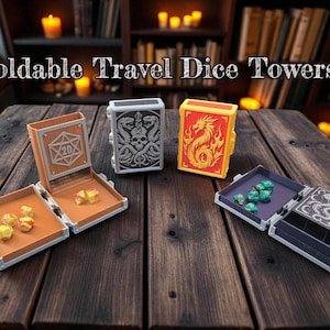 Könnte beinhalten: Faltbare Reise-Würfeltürme in verschiedenen Farben und Designs, darunter ein Drache, ein Totenkopf und ein Oktopus. Die Würfeltürme sind geöffnet und zeigen Würfel im Inneren. Der Text "Foldable Travel Dice Towers" steht oben.