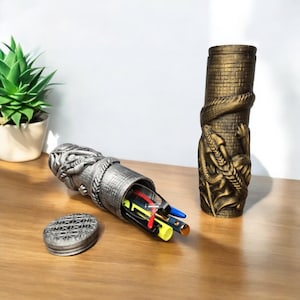 Estuche de lápices con diseño de dragón de 20 cm, pintado a mano en plata y oro. Organizador único de materiales de arte, regalo para artistas, accesorio escolar y de oficina.