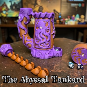 Puede incluir: Una torre de dados impresa en 3D de color morado y marrón con forma de jarra y relieve de pulpo, con un asa desmontable que se despliega en una cadena de soportes para dados y una tapa circular con diseño de pulpo. Texto: The Abyssal Tankard.