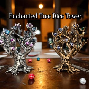 Op de afbeelding: Twee Enchanted Tree Dice Towers, één zilver en één goud, elk met een gezicht in de stam gesneden en takken met kleurrijke dobbelstenen. De torens staan op een houten oppervlak met verspreide dobbelstenen.