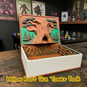 Puede incluir: Un libro de torre de dados Hollow Root marrón y blanco. La torre en forma de libro abierto presenta una detallada talla de árbol con follaje verde y raíces. El texto "Hollow Root Dice Tower Book" está en la parte inferior.