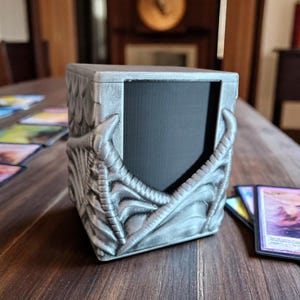 Caja para mazos de Dragon Commander: portacartas MTG impreso en 3D con alas, tapa magnética y acabado plateado pintado a mano.