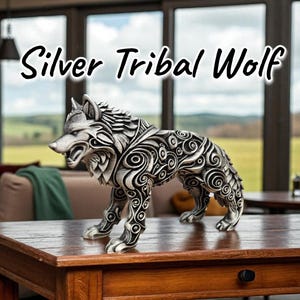 Może przedstawiać: Srebrna statua wilka z plemiennym wzorem. Wilk jest srebrny z czarnymi akcentami i stoi na drewnianym stole. Tekst "Silver Tribal Wolf" znajduje się nad statuą. Przedmiot dekoracyjny.