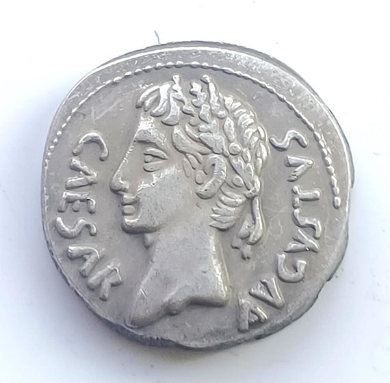 古代ローマのデナリウス金貨。アウグストゥス帝時代（紀元前27年