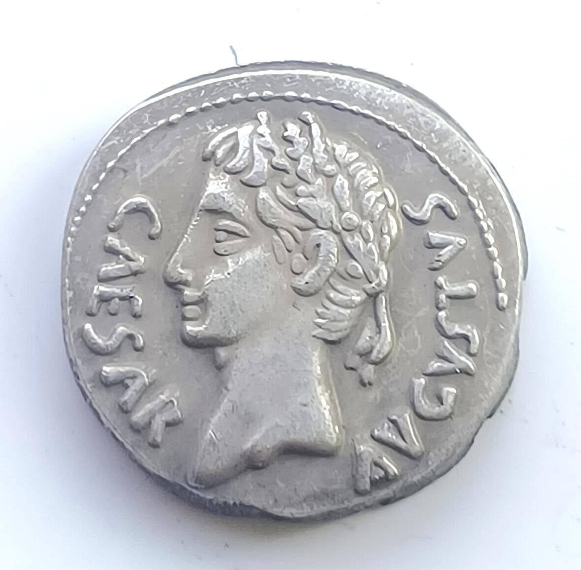 古代ローマのデナリウス金貨。アウグストゥス帝時代（紀元前27年