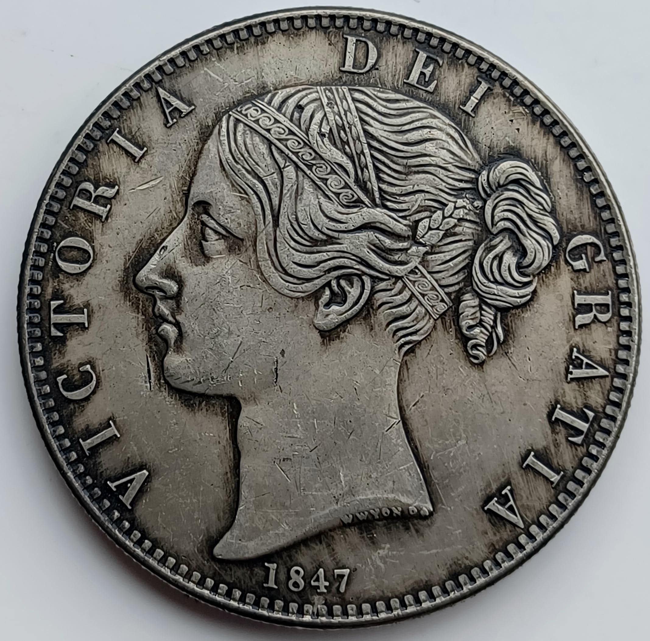 イギリス　クラウン銀貨（1847年）ヴィクトリア女王ヤングヘッド 1847年 ヴィクトリア女王 ヤングヘッドクラウンコイン