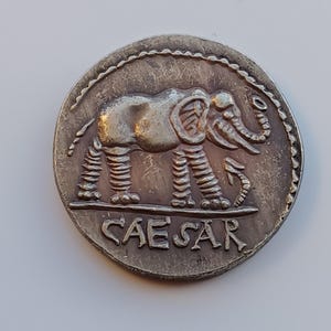 古代ローマのデナリウス金貨。アウグストゥス帝時代（紀元前27年