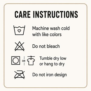 Op de afbeelding: Een rechthoekig bord met afgeronde hoeken, zwarte tekst en wasvoorschrift-iconen. Er staat: CARE INSTRUCTIONS, Machine wash cold with like colors, Do not bleach, Tumble dry low or hang to dry, en Do not iron design.