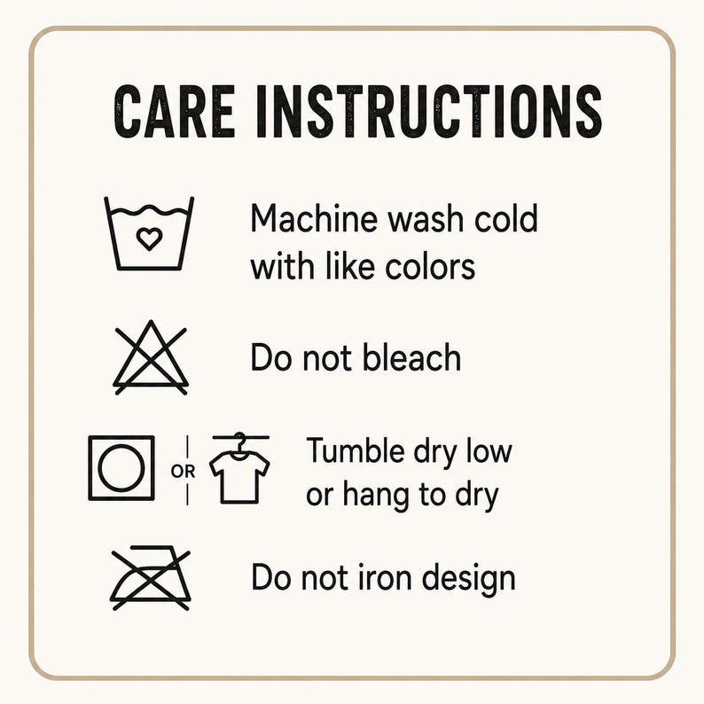 Op de afbeelding: Een rechthoekig bord met afgeronde hoeken, zwarte tekst en wasvoorschrift-iconen. Er staat: CARE INSTRUCTIONS, Machine wash cold with like colors, Do not bleach, Tumble dry low or hang to dry, en Do not iron design.