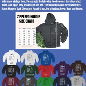 Op de afbeelding: Een donkergrijze hoodie met rits en een maattabel met afmetingen in inches. Hieronder staan twaalf hoodies in verschillende kleuren afgebeeld vanaf de achterkant, elk met een maanfase-afbeelding en tekst met ingredi&euml;nten.
