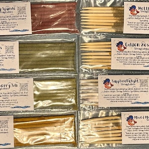 Puede incluir: Surtido de diez paquetes de inciensos, cada uno con un color y un aroma diferentes. Los paquetes están etiquetados con los nombres de los aromas, incluyendo Cherry Sparkle, Verde Oasis, Nettle Burst, Golden Zest, Sapphire Delight, Mulberry Silk, Pumpkin Spice y Mixed Matchies.