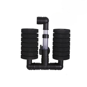 Könnte beinhalten: Schwarzer Aquarienfilter mit zwei Schwammfilstem und einem durchsichtigen Plastikrohr. Der Filter hat eine schwarze Plastikbasis und einen schwarzen Plastikbogen.
