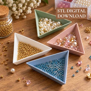 Könnte beinhalten: Vier dreieckige Sortierschalen in Salbeigrün, Weiß, Altrosa und Hellblau, gefüllt mit verschiedenen Perlen. Ein Glas mit Korkdeckel enthält goldene Perlen. Der Text im Bild lautet STL DIGITAL DOWNLOAD.