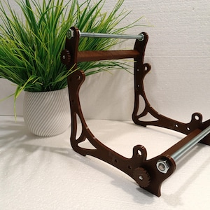This brown bead loom has 4 adjustable sizes, perfect for creating bead bracelets and necklaces.