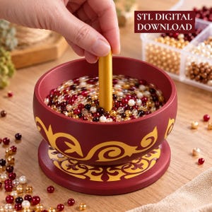 Könnte beinhalten: Eine bordeauxrote Perlen-Spinnerschale mit gelber Mittelspindel und goldfarbenen Schnörkelmustern an der Außenseite. Die Schale ist mit kleinen, bunten Perlen gefüllt. Der Text "STL DIGITAL DOWNLOAD" ist oben rechts zu sehen.