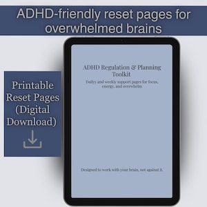 Op de afbeelding: Een digitale tablet toont "ADHD Regulation & Planning Toolkit" met dagelijkse en wekelijkse ondersteuningspagina's. De afbeelding bevat ook tekst: "ADHD-vriendelijke resetpagina's voor overbelaste hersenen" en "Afdrukbare resetpagina's (digitale download)". Het ontwerp is bedoeld om te helpen met focus, energie en overweldiging.
