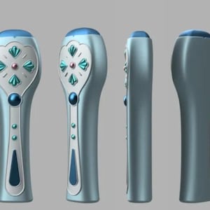 Puede incluir: Un dispositivo portátil azul claro con un diseño decorativo. El dispositivo tiene una parte superior redondeada y un cuerpo largo y delgado. La parte delantera presenta un panel blanco con un diseño floral y detalles en verde azulado y rosa. Hay detalles adicionales en verde azulado y azul.