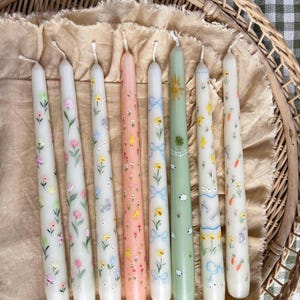 手描きイースターキャンドル2個セット：イースターテーパーキャンドル。うさぎと花柄の装飾、イースターオーナメント