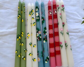 Juego de velas cónicas florales pintadas a mano: decoración del hogar, regalo con diseños de pájaros, limones y fresas.