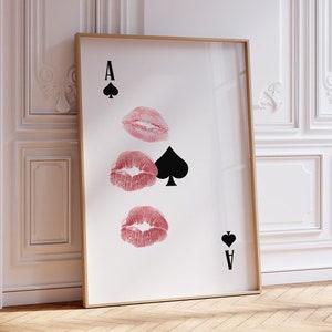 Arte mural con naipes, as de espadas con besos de lápiz labial, póster minimalista moderno en rosa, decoración en negro llamativo, pieza llamativa elegante, arte de Vogue, estilo retro