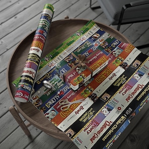 Papel de regalo VHS de películas navideñas retro, papel de regalo nostálgico para cinéfilos, papel de regalo navideño clásico, magia del cine de los 90