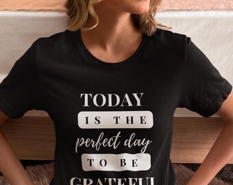 Peut inclure: T-shirt noir avec un texte blanc qui dit "TODAY IS THE perfect day TO BE GRATEFUL".