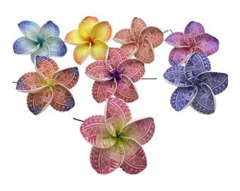 Puede incluir: Un conjunto de siete flores de plumeria artificiales con varios degradados de color y complejos patrones geométricos de inspiración tribal impresos en los pétalos. Cada flor tiene cinco pétalos redondeados y un tallo central.