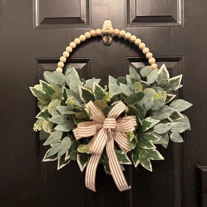 Couronne de coeur en perles avec de la verdure et un noeud | Décoration de porte de ferme | Couronne en faux eucalyptus | Décoration d&#39;intérieur rustique | Couronne toute l&#39;année