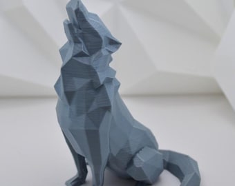 Howling Wolf Sculpture | 3D Printed Low Poly Figurine, Customizable Wildlife Decor for Nature Lovers