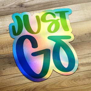 Just Go inspirerende sticker in groen en blauw, motiverende sticker, trendy laptop- en waterflesdecoratie, reiscadeau