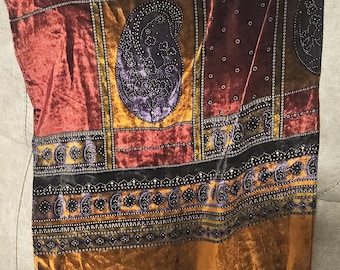 Chal/pañuelo de lujo de terciopelo de seda con patchwork — Estilo bohemio con estampado paisley, abalorios y flecos / Vintage de los años 90