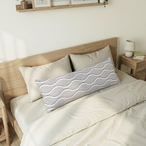 Almofada de corpo com estampa moderna de ondas do oceano em azul e branco, estilo costeiro, com linhas abstratas japonesas, almofada lombar longa e minimalista para cama.