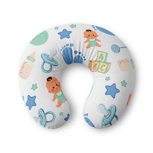 Puede incluir: Una almohada de lactancia blanca en forma de U con un patrón repetitivo de huellas de bebé azules, chupetes azul claro, biberones color canela, bloques de alfabeto coloridos, estrellas verdes e ilustraciones de bebés con bodies verde claro.