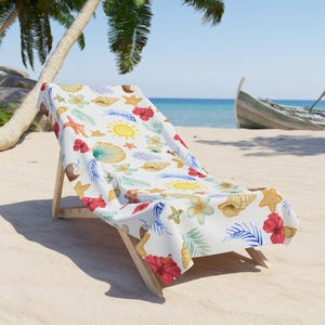Toalla de playa tropical con conchas marinas, toalla con estampado de estrellas de mar, hibiscos y sol en acuarela, toalla de piscina costera colorida, pareo grande de estilo bohemio veraniego.