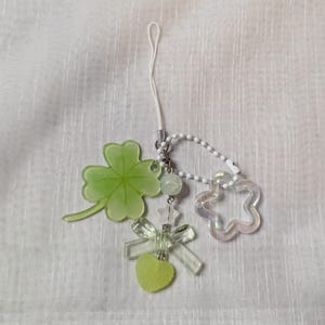 Lucky four leaf clover keychain / Beaded Jewelry / Cute jewelry charm bead / Gift for her / Handmade / Y2K / Phone charm