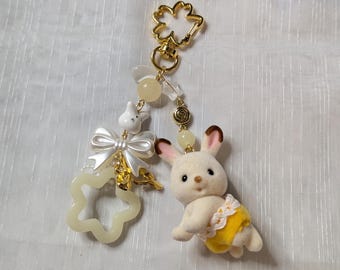Llavero de Sylvanian Families con conejo amarillo