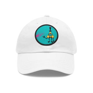 Puede incluir: Una gorra de béisbol blanca con un parche circular en la parte delantera. El parche tiene un fondo turquesa brillante con un personaje triangular amarillo que lleva un sombrero de copa y pajarita negros, señalando hacia una mancha de pintura rosa.