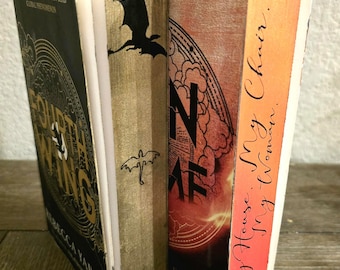 Fourth Wing + Iron Flame paperback SET – op maat gespoten randen (goud + zwart) (rood/oranje) – met violet, tairn en andarna