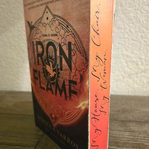 Iron Flame Pocketbok med specialsprayade kanter – ”Mitt hus. Min stol. Min kvinna.”