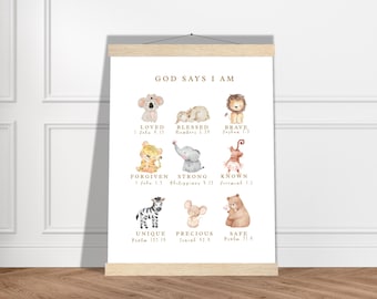 Poster God Says I Am: Aquarell Baby Tier Kinderzimmer Deko mit Aufhänger