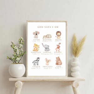 Puede incluir: Un póster enmarcado con la frase "GOD SAYS I AM" sobre ilustraciones de animales en acuarela. Los animales incluyen un koala, un león, una cebra y un oso, cada uno con una palabra como "AMADO" y un versículo bíblico.